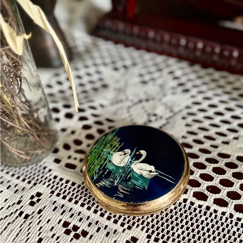 1950s Stratton England Swan Enamel Compact 🦢✨